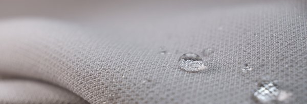 Quels conseils pour un maquillage résistant à l'eau pour les jours de pluie?